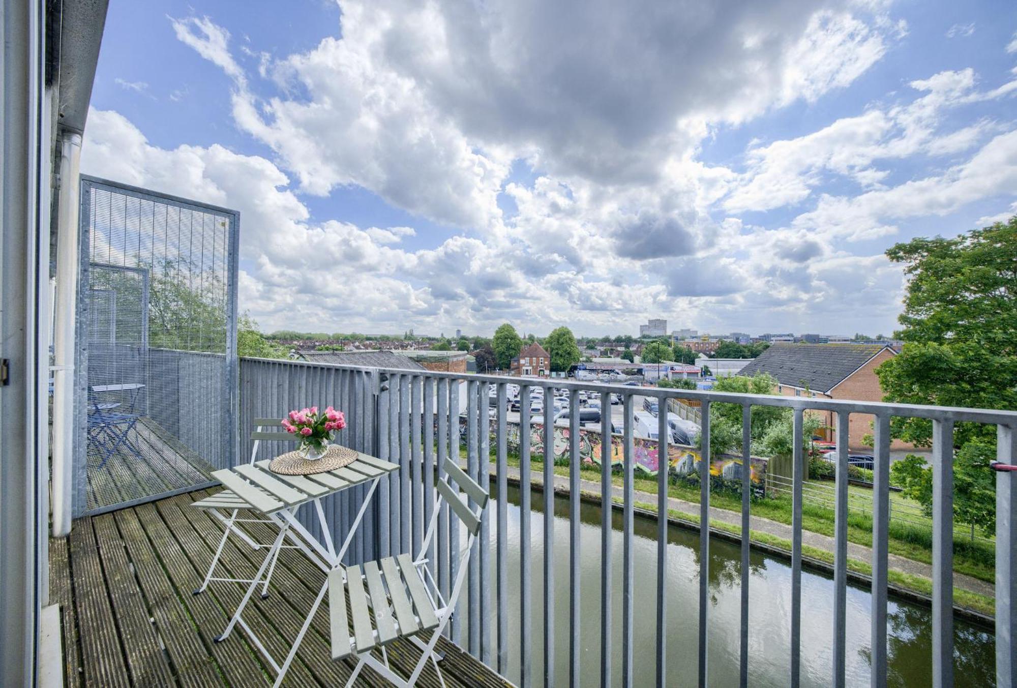 Coventry Large 4-Bed Townhouse By Empower Homes Экстерьер фото