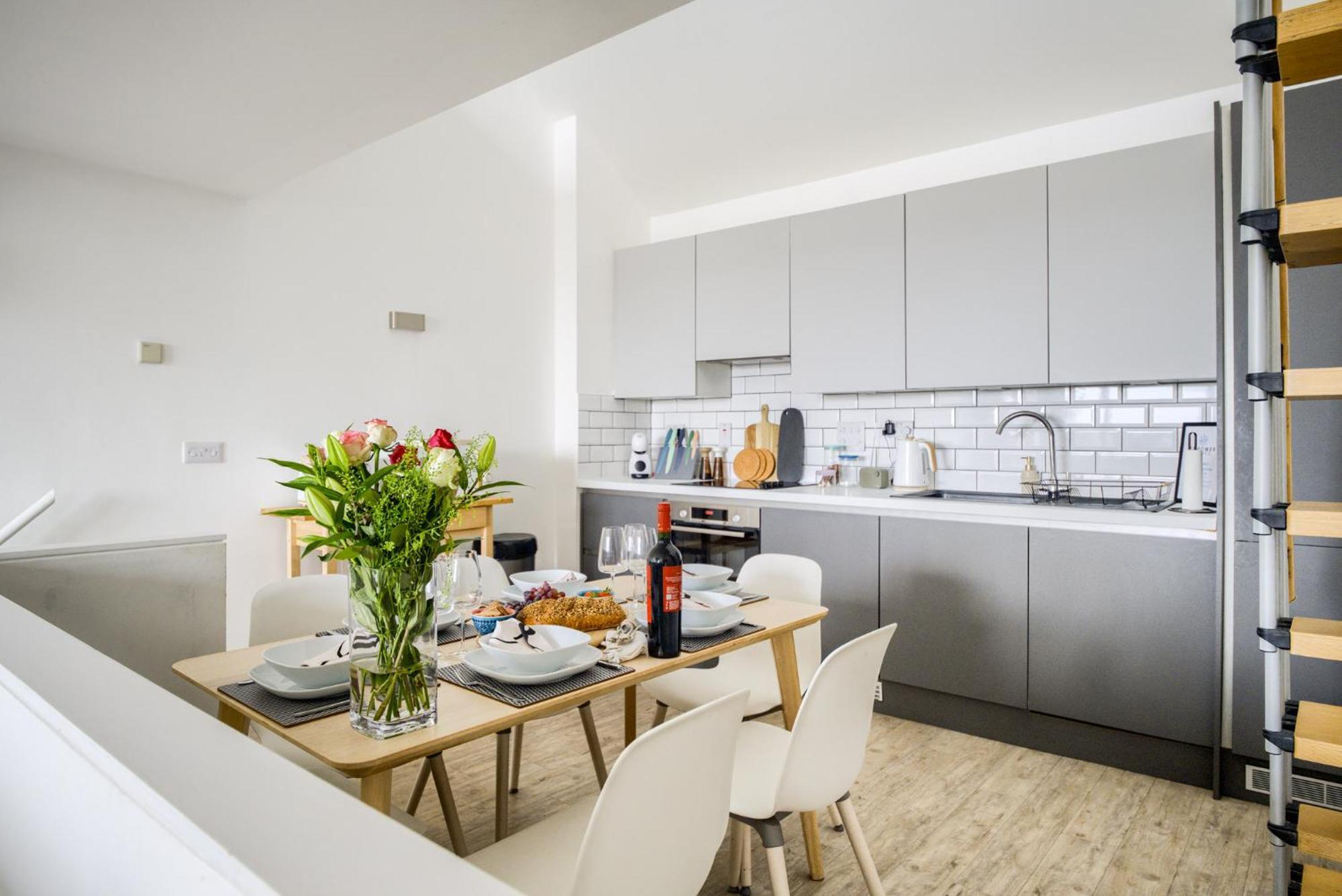 Coventry Large 4-Bed Townhouse By Empower Homes Экстерьер фото